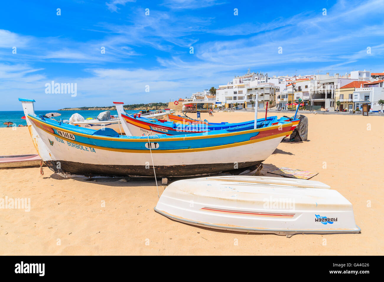 ARMACAO DE PERA Beach, Portogallo - 17 Maggio 2015: tipico coloratissime barche di pescatori sulla spiaggia di Armacao de Pera città costiera. Regione di Algarve è meta di vacanze in Portogallo. Foto Stock