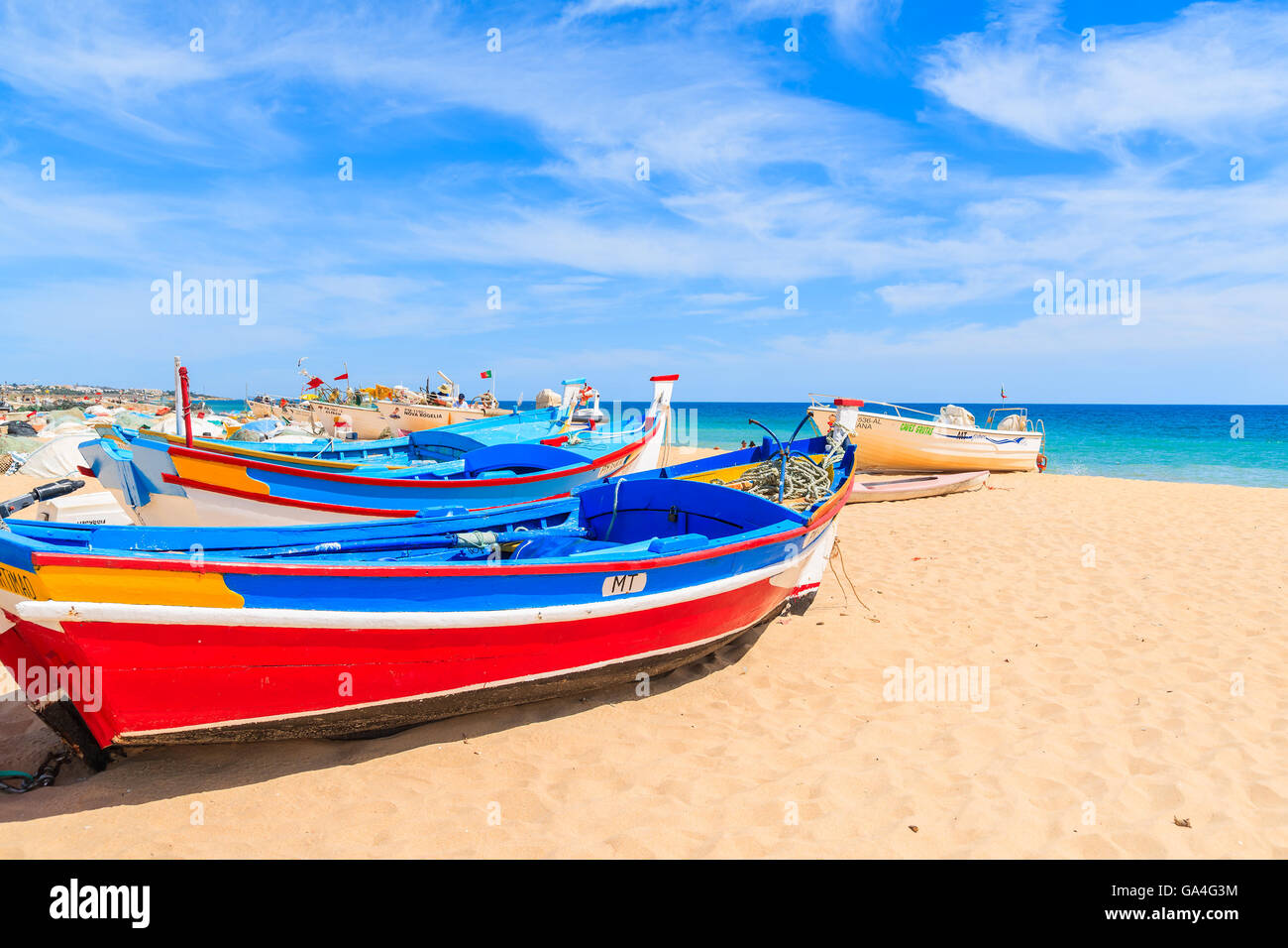 ARMACAO DE PERA Beach, Portogallo - 17 Maggio 2015: tipico colorate barche di pescatori sulla spiaggia di Armacao de Pera villaggio costiero. Regione di Algarve è di vacanza popolare destinazione turistica sulla costa del Portogallo Foto Stock