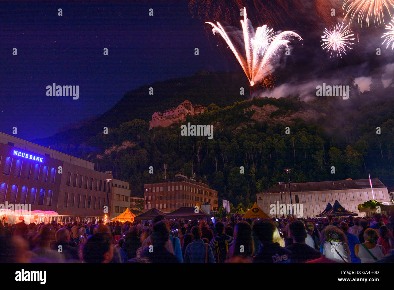 Vaduz Giornata nazionale del Liechtenstein : spettatori, fuochi d'artificio, banca Neue Bank, Castello di Vaduz Liechtenstein Foto Stock