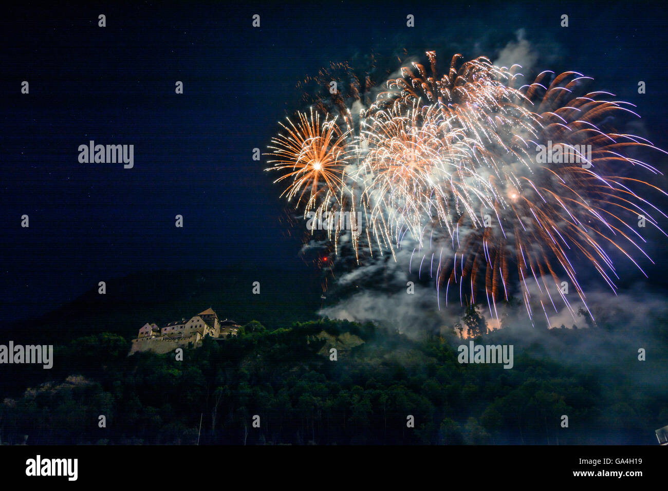 Vaduz Giornata nazionale del Liechtenstein : fuochi d'artificio, Castello di Vaduz Liechtenstein Foto Stock
