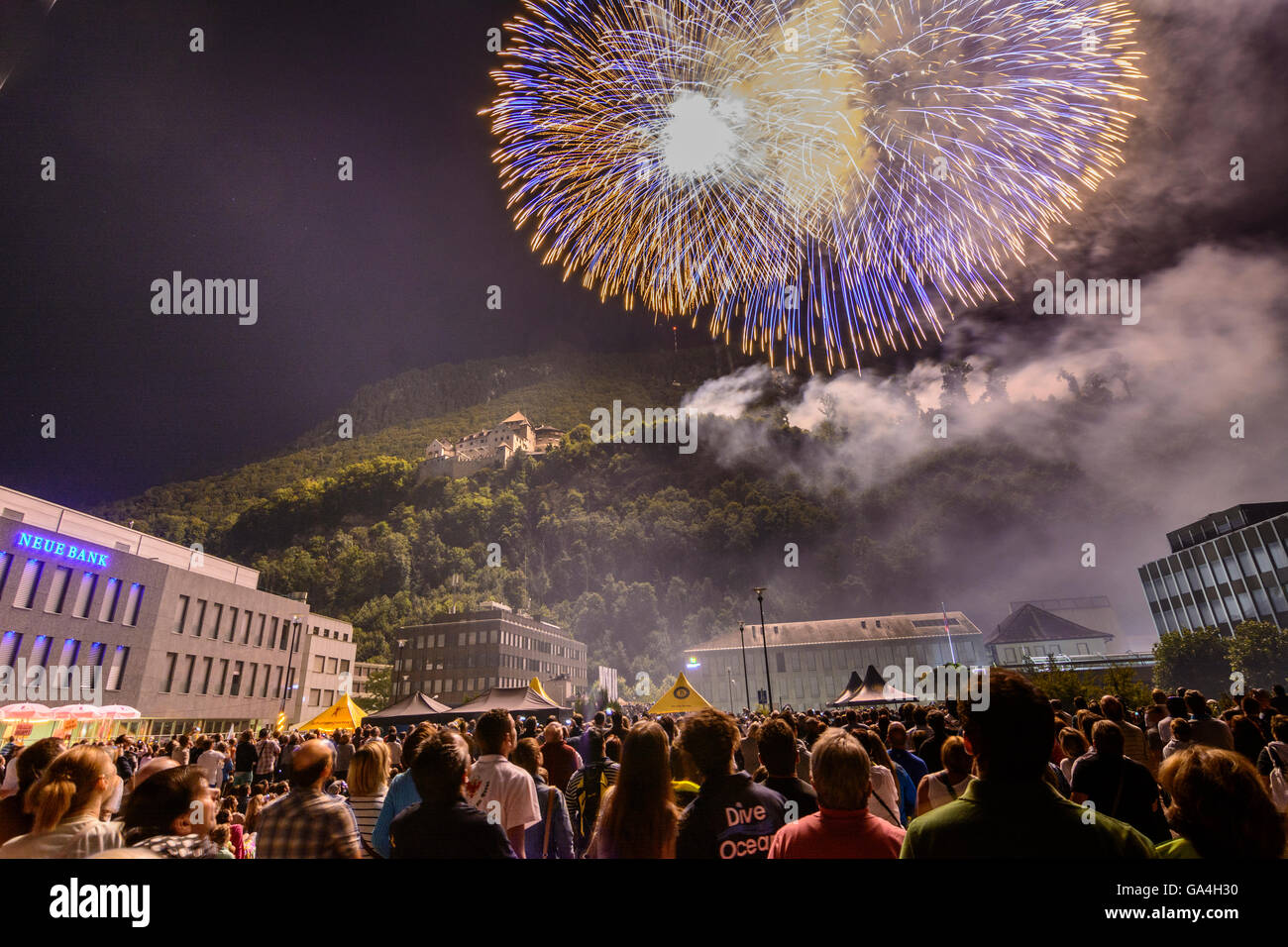 Vaduz Giornata nazionale del Liechtenstein : spettatori, fuochi d'artificio, banca Neue Bank, Castello di Vaduz Liechtenstein Foto Stock
