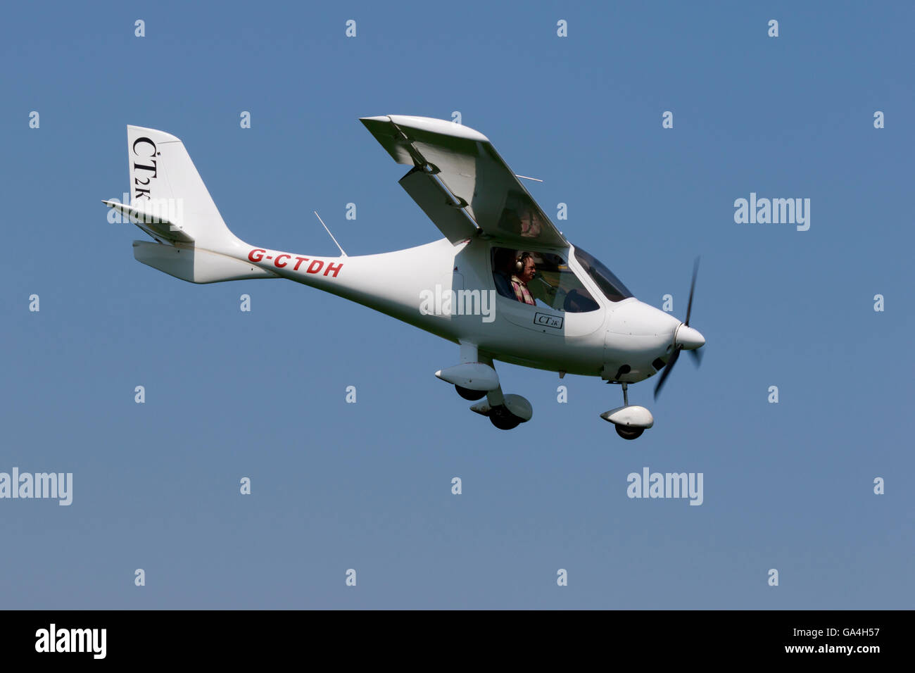 Flight Design CT2K G-CTDH in atterraggio a Sturgate Airfield Foto Stock