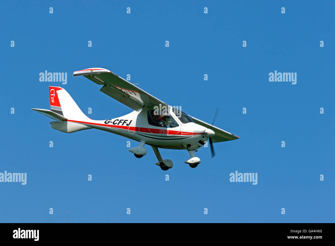 Flight Design CTSW G-CFFJ in atterraggio a Sturgate Airfield Foto Stock