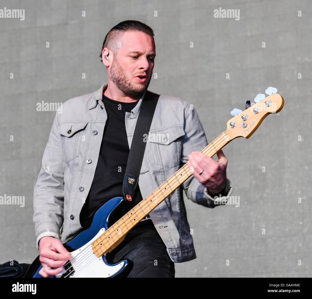 BELFAST, IRLANDA DEL NORD. 25 giu 2016 - Bass Player Andrew Bushnen, dal Cambridge in base band alternative rock 'Lonely coraggiosi" a Belsonic Music Festival Foto Stock