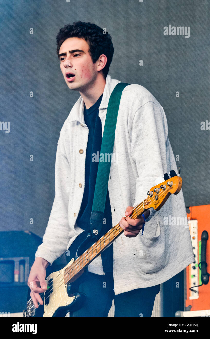 BELFAST, IRLANDA DEL NORD. 25 giu 2016 - Bass Player Billy Morris dal British indie rock band 'Vant' a Belsonic Music Festival Foto Stock