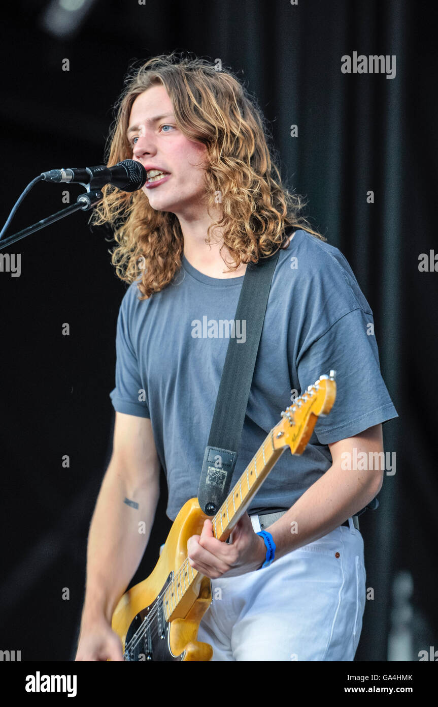 BELFAST, IRLANDA DEL NORD. 25 giu 2016 - cantante Matthew 'Mattie' Vant dal British indie rock band Vant# presso Belsonic Music Festival Foto Stock