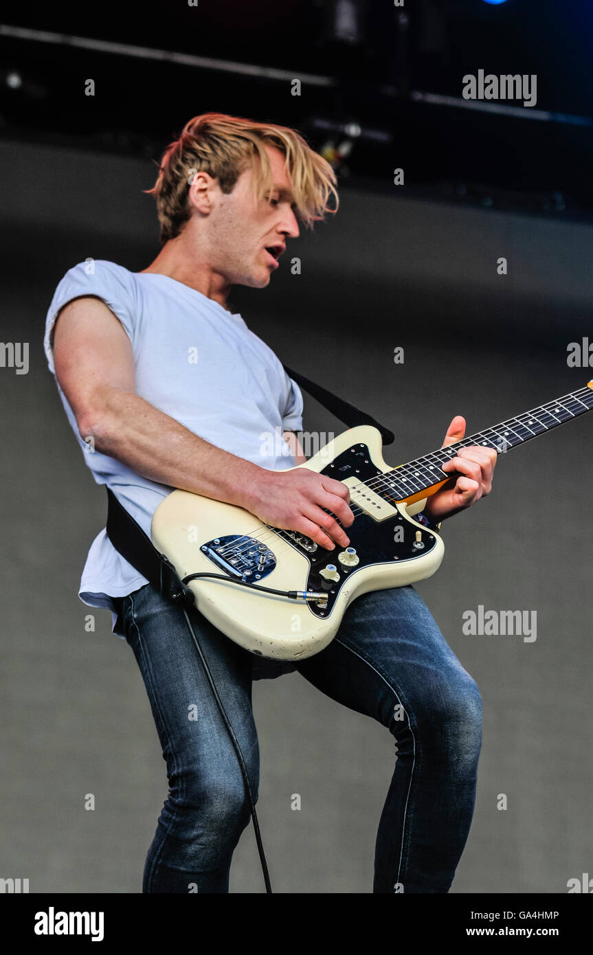 BELFAST, IRLANDA DEL NORD. 25 giu 2016 - chitarrista Henry Eastham dal British indie rock band Vant a Belsonic Music Festival Foto Stock