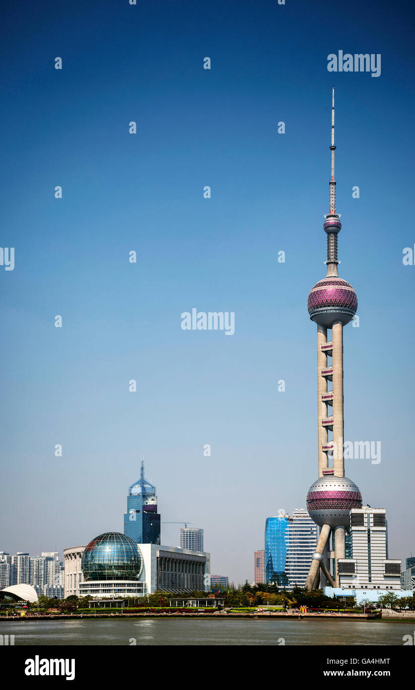 Il pudong riverside moderno skyline urbano di grattacieli nel centro cittadino di Shanghai in Cina per giorno Foto Stock