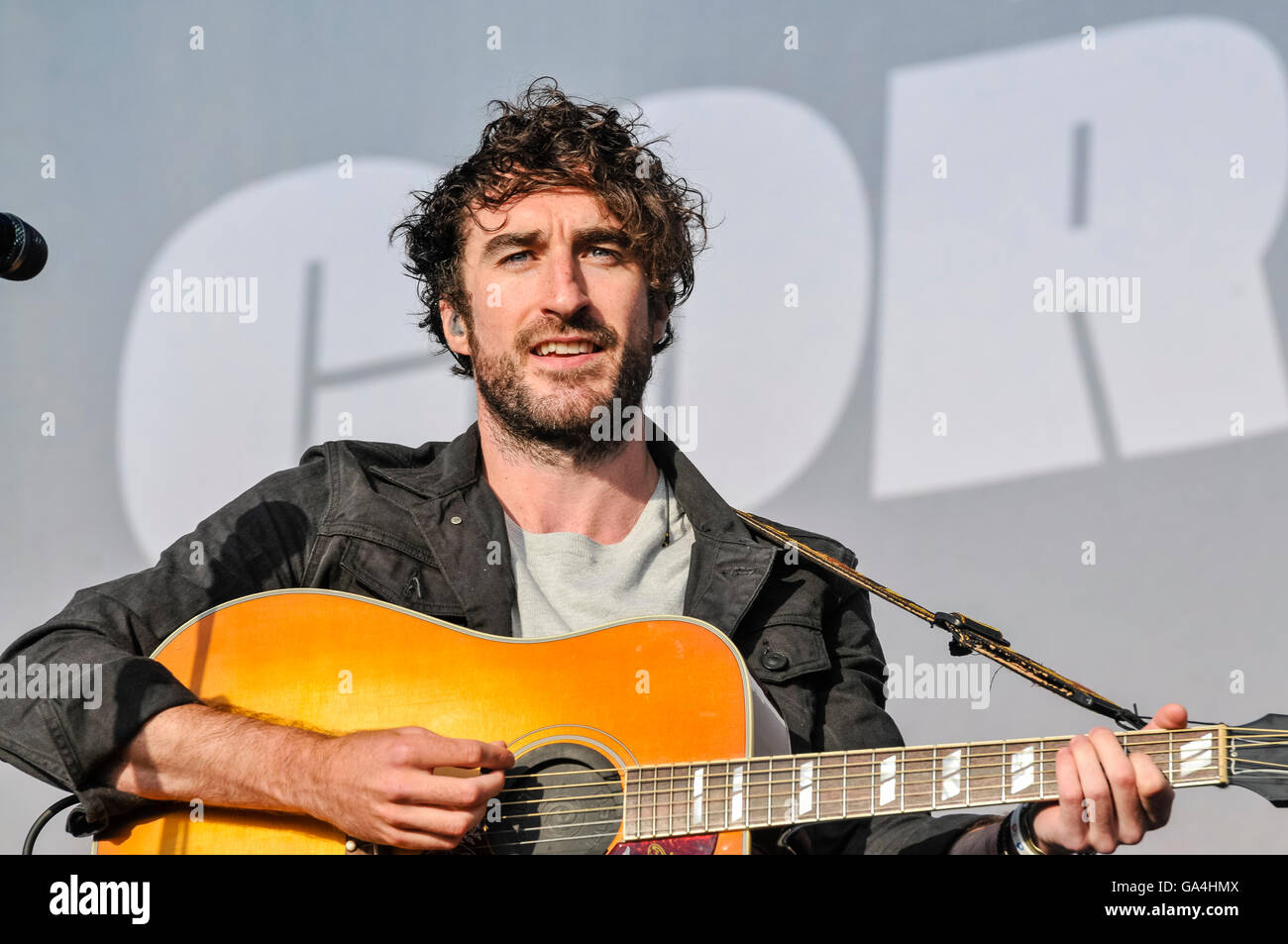 BELFAST, IRLANDA DEL NORD. 28 giu 2016 - lead singer Danny O'Reilly dalla Irish indie rock band 'l'Coronas' a Belsonic Music Festival Foto Stock