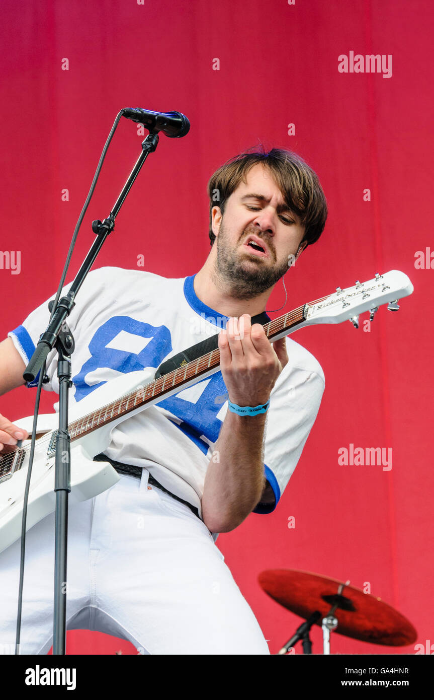 BELFAST, IRLANDA DEL NORD. 29 giu 2016 - cantante Justin Hayward-Young dall'ovest di Londra in base indie-rock band "Vaccini' a Belsonic Music Festival Foto Stock