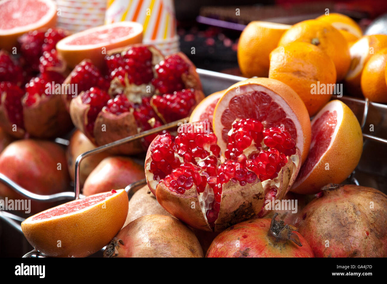 Fette di frutti di melograno giacciono sul mercato in Istanbul Foto Stock
