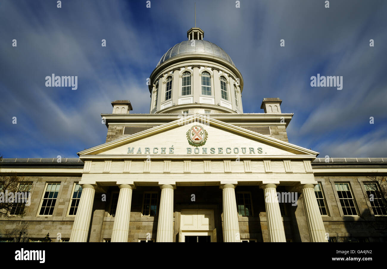 Una lunga esposizione con spostamento nubi su Marche Bonsecours, Montreal, in Quebec, Canada Foto Stock