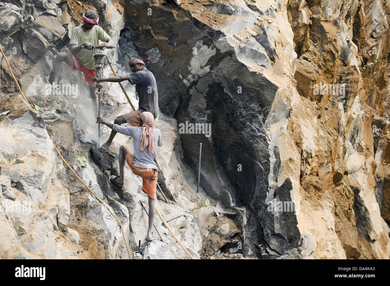 INDIA Westbengal, lavoratore dalit in pietra di cava nei pressi Bankura, pericoloso lavorare con jackhammer senza protezione Foto Stock