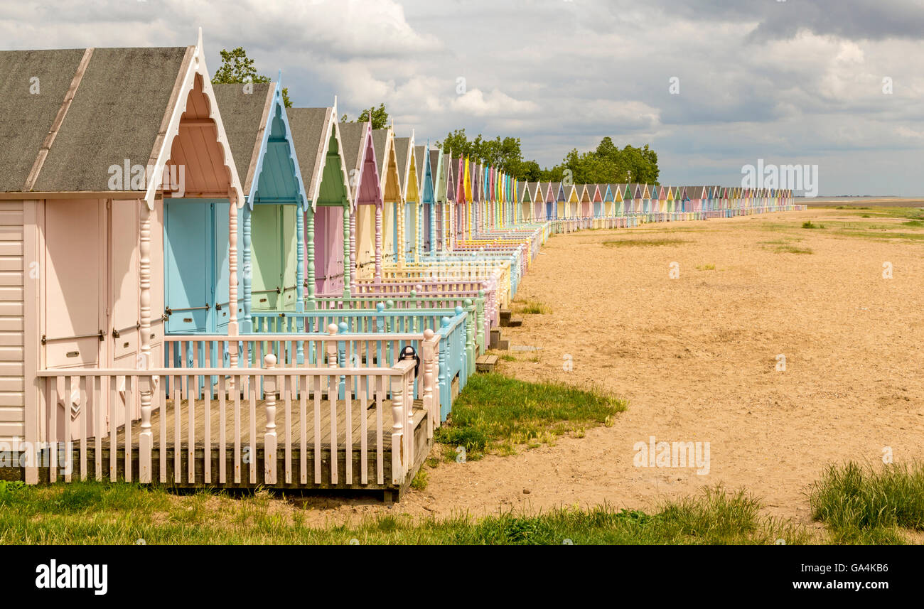 Pastello soffice spiaggia colorata di capanne in West Mersea, Mersea Island, Essex, Inghilterra, Gran Bretagna, Regno Unito. Foto Stock