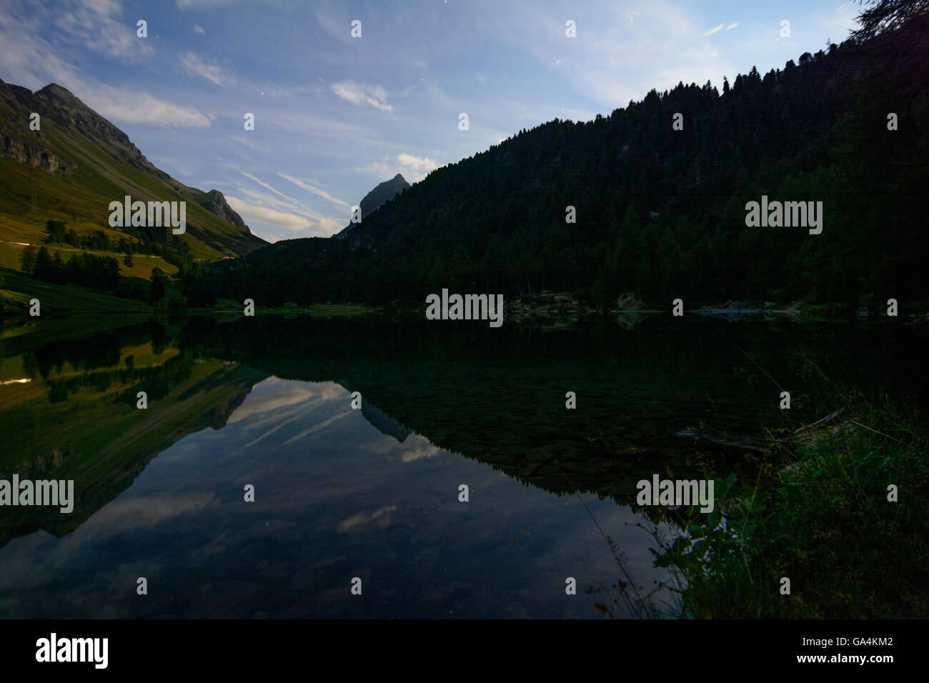 Preda Palpuognasee lago ( Lai da Palpuogna ) alla luna piena ( non illustrata ) Svizzera Grigioni Grigioni Albula Foto Stock
