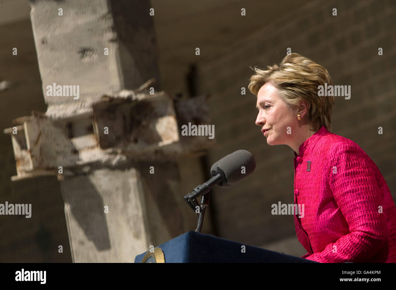 6 settembre 2005 - New York City, NY - noi democratici il senatore Hillary Clinton assiste cerimonia al ground zero. Foto Stock
