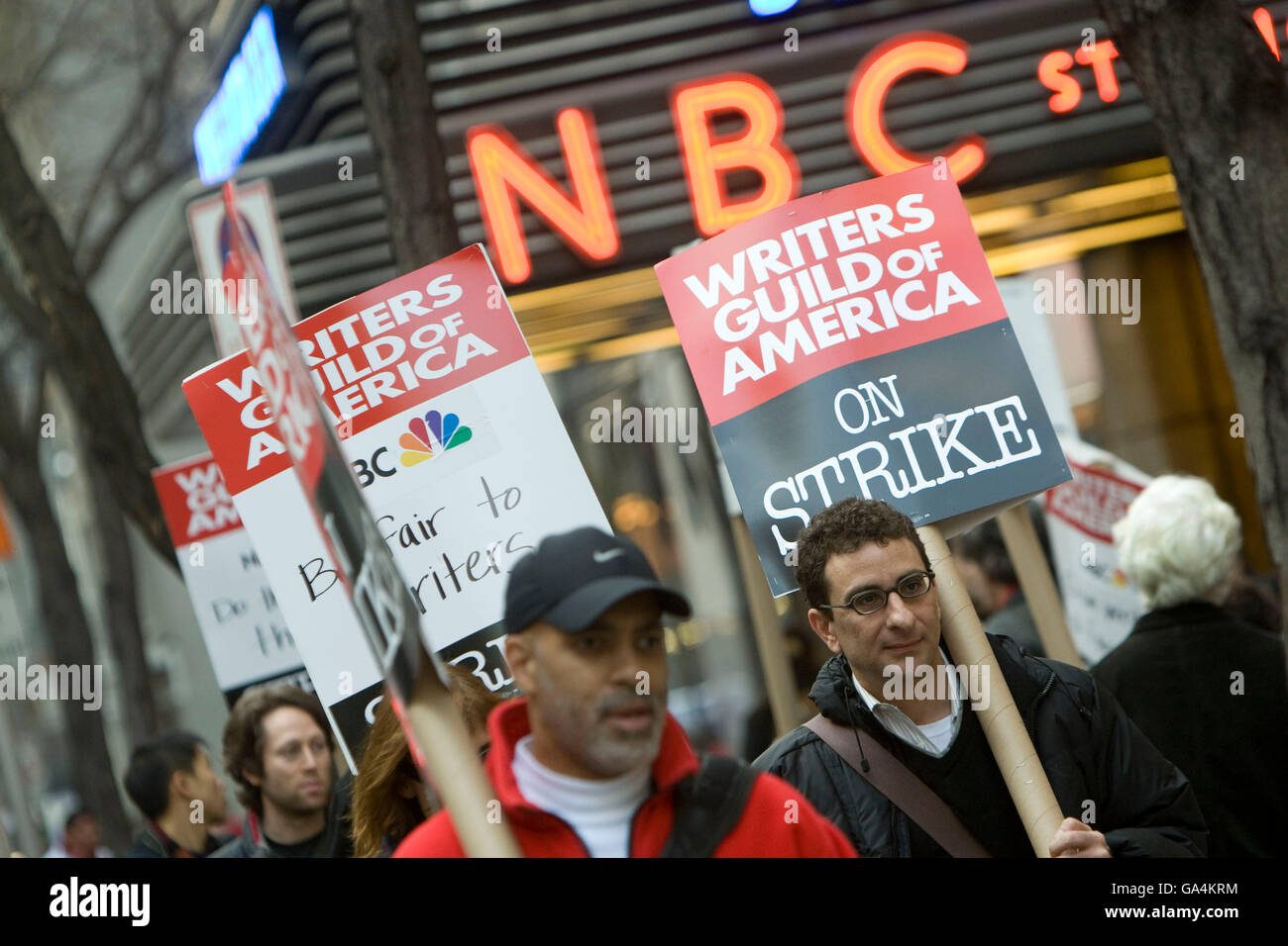 Scrittori" Guild of America membri picket fuori la NBC al Rockefeller Center di New York City, Stati Uniti d'America, 7 gennaio 2008. Foto Stock