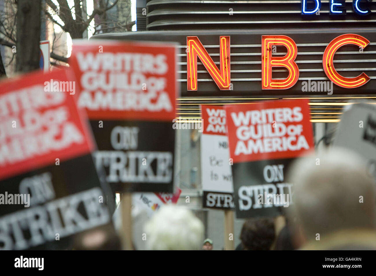 Scrittori" Guild of America membri picket fuori la NBC al Rockefeller Center di New York City, Stati Uniti d'America, 7 gennaio 2008. Foto Stock