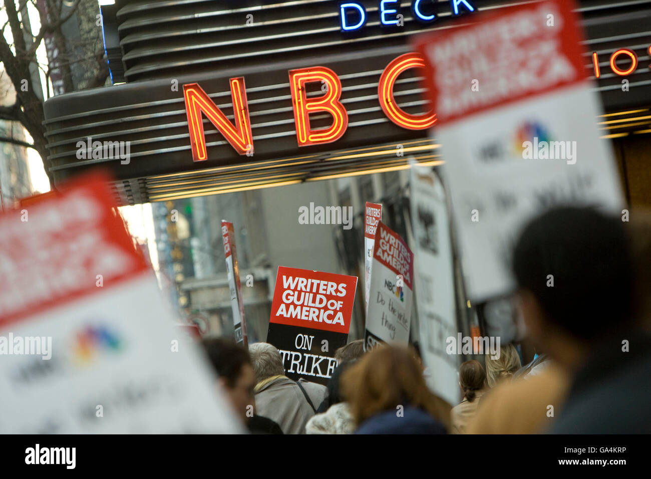 Scrittori" Guild of America membri picket fuori la NBC al Rockefeller Center di New York City, Stati Uniti d'America, 7 gennaio 2008. Foto Stock