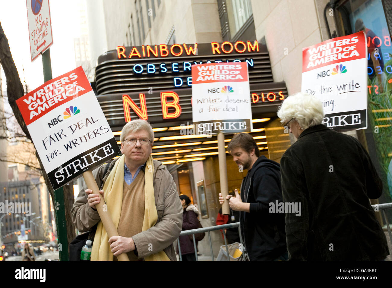 Scrittori" Guild of America membri picket fuori la NBC al Rockefeller Center di New York City, Stati Uniti d'America, 7 gennaio 2008. Foto Stock