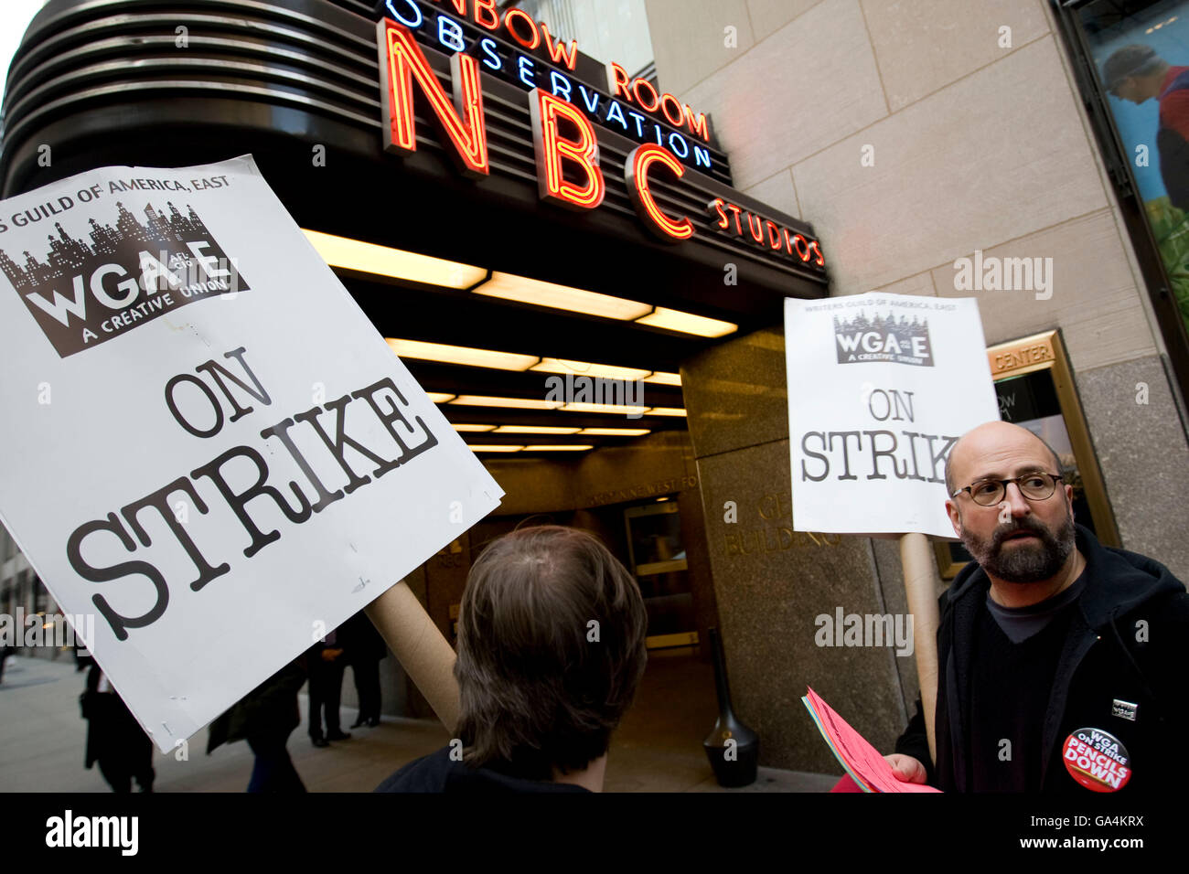 Scrittori" Guild of America membri picket fuori la NBC al Rockefeller Center di New York City, Stati Uniti d'America, 7 gennaio 2008. Foto Stock