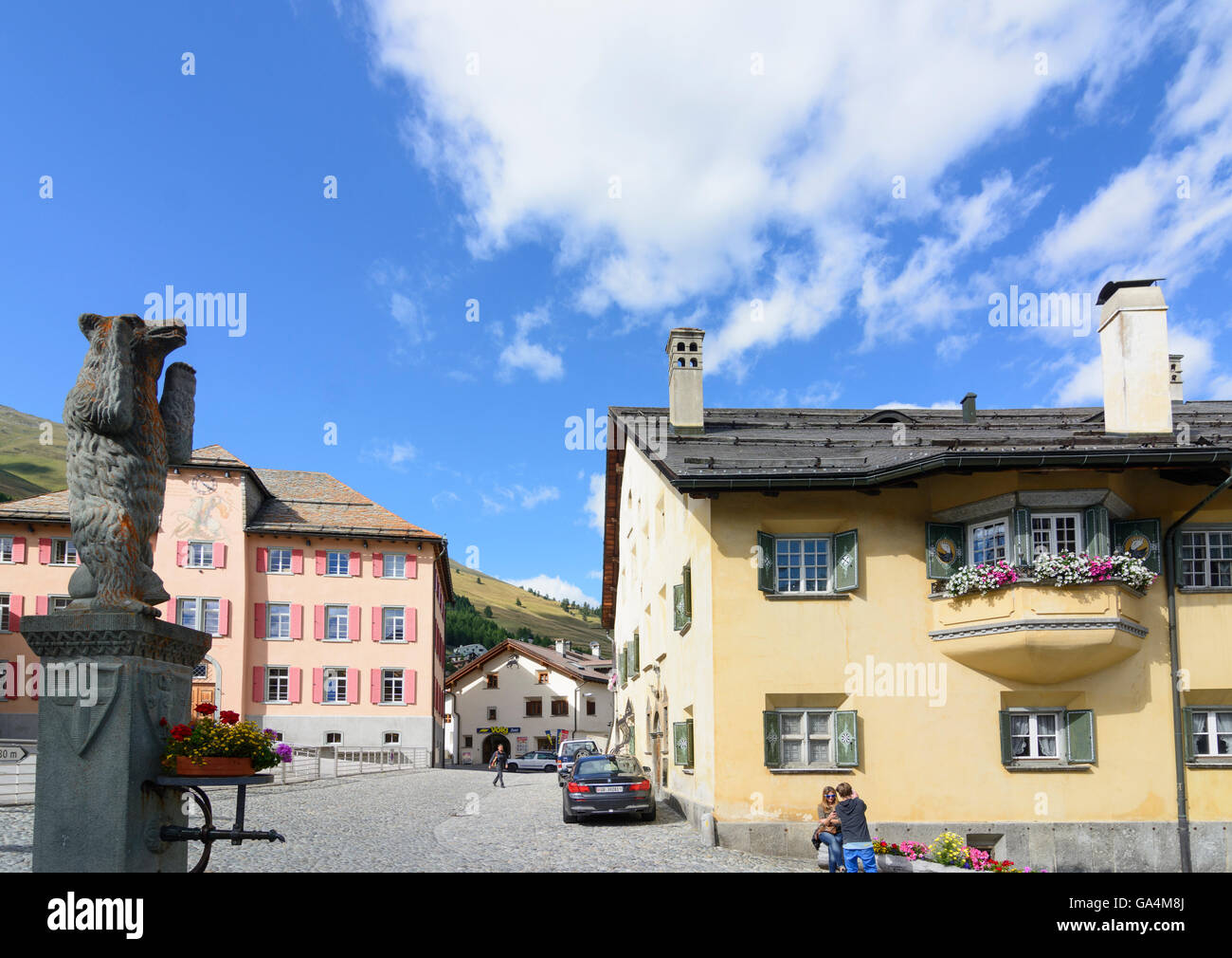 Zuoz villaggio centrale piazza con la fontana di orso , La Planta Casa svizzera Grigioni Grigioni Oberengadin, Alta Engadina Foto Stock