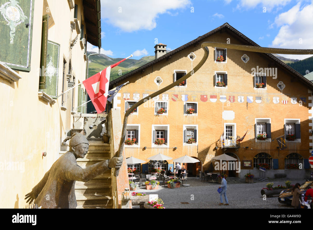 Zuoz Central Village Square conla Planta House e l'Hotel Crusch Alva Svizzera Grigioni Grigioni Oberengadin, Superiore en Foto Stock