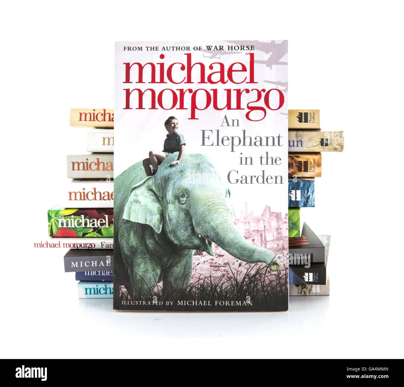 Un elefante in giardino da Michael Morpurgo su sfondo bianco Foto Stock