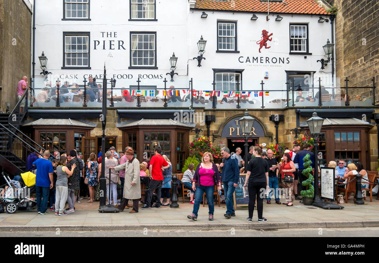 Il Molo Pub vicino al porto di Whitby Regno Unito Inghilterra molto occupato in un pomeriggio di estate Foto Stock