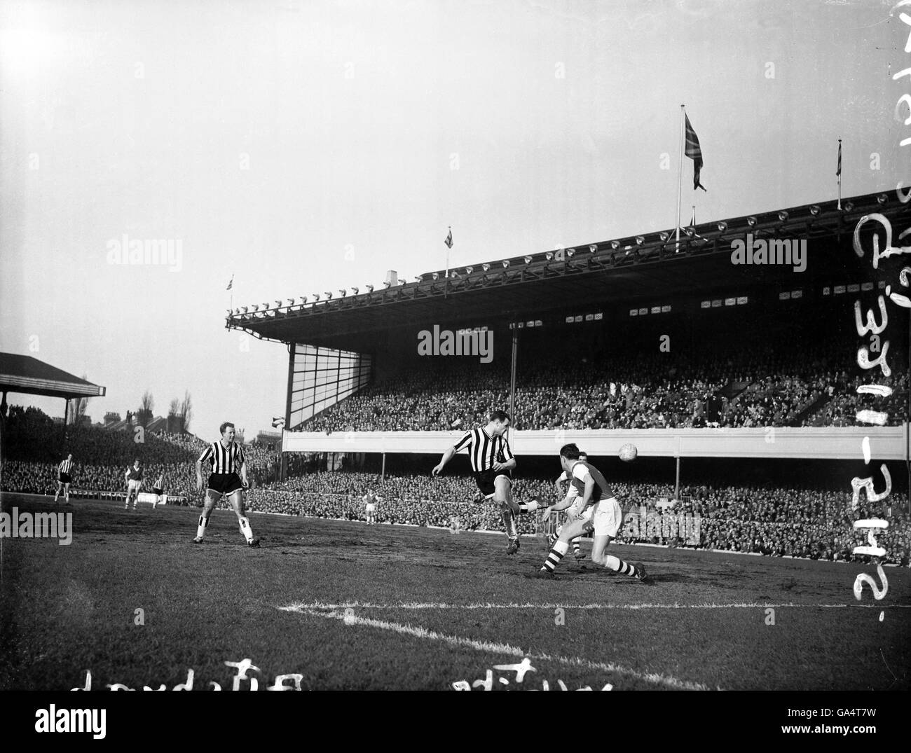Newcastle United's Len White (c) sguardi una testata verso di te, guardato dal compagno di squadra Ivor Allchurch (l) Foto Stock