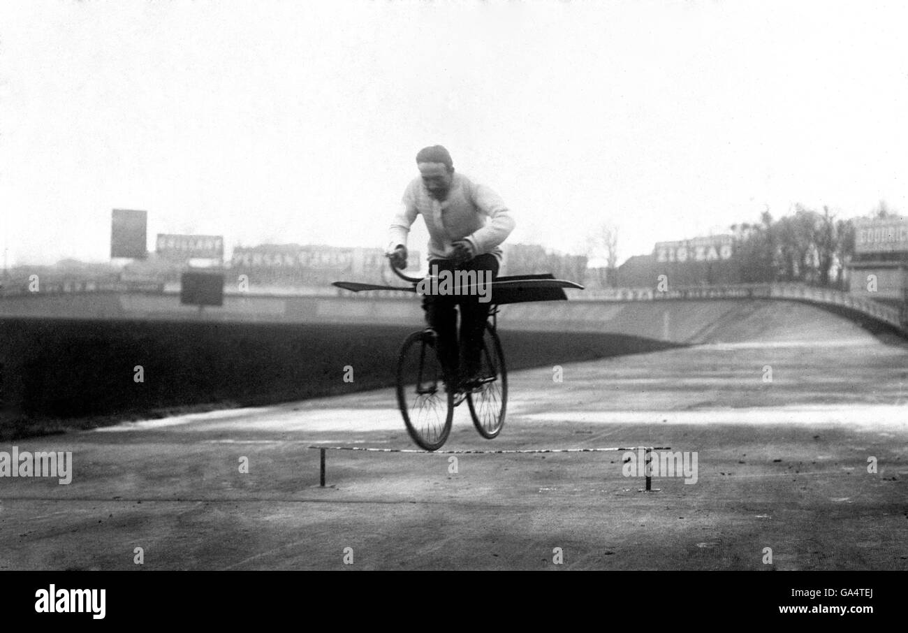 Aviazione - Paul Didier - Aviette. Il ciclista francese Paul Didier cerca di volare su una bicicletta 'Aviette'. Foto Stock