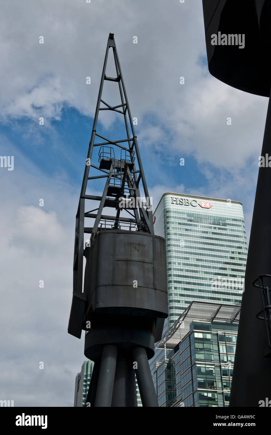 Uno degli ormai superfluo Docklands gru di cui sono ora una funzione lungo la East India Quayside Foto Stock