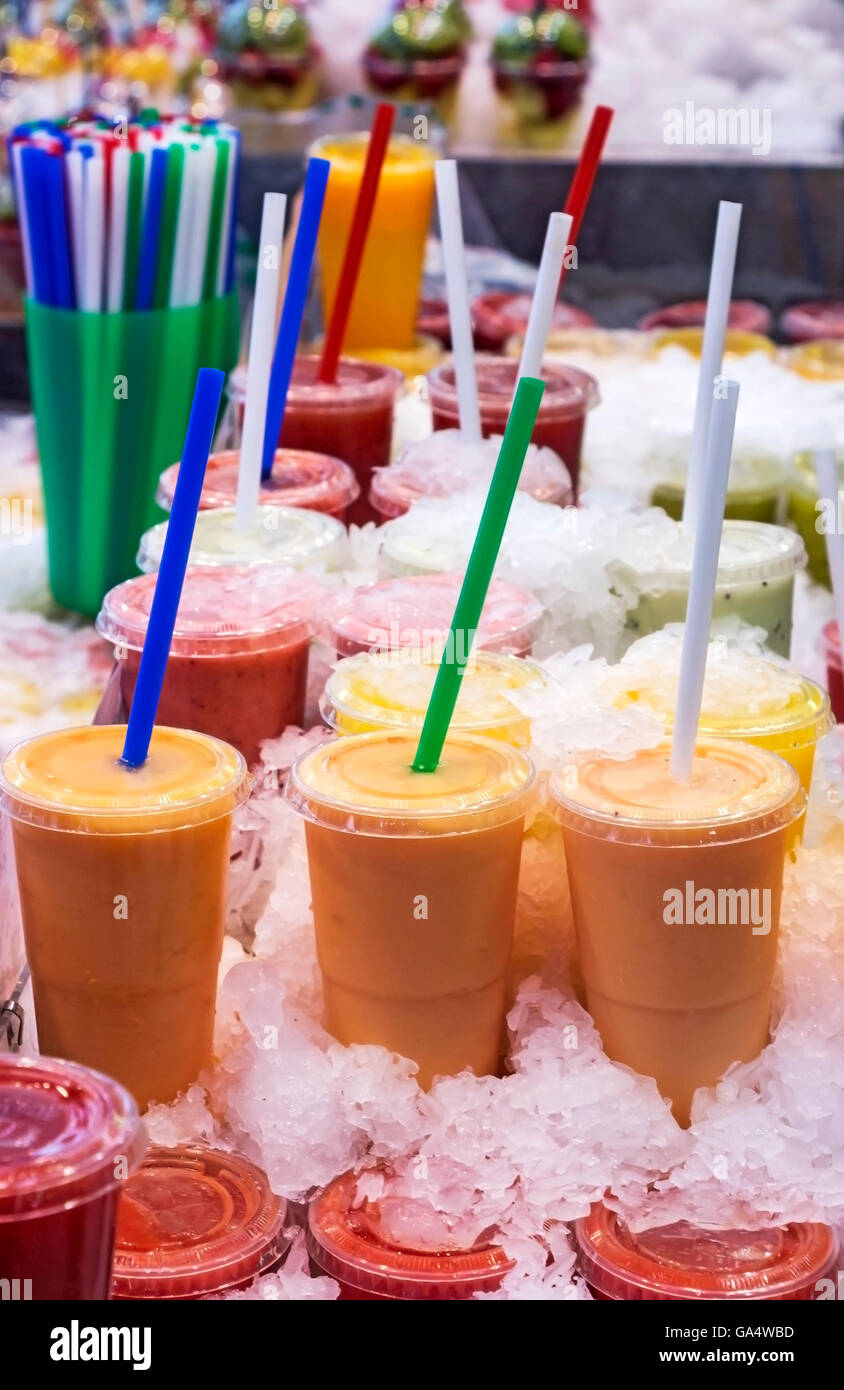 Varie fredda di frutta Succhi di frutta freschi sul mercato Foto Stock