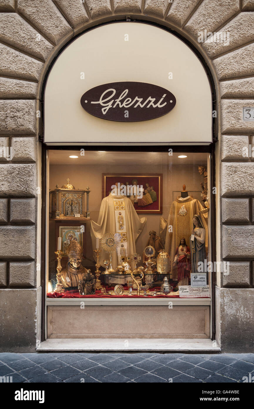 Negozio finestra display che vende paramenti sacri & paraphernalia ai sacerdoti. Roma, Italia Foto Stock