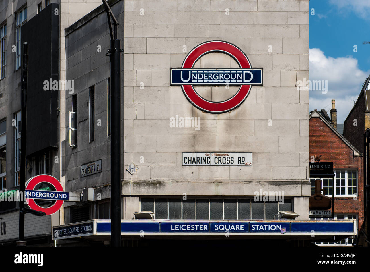 La stazione della metropolitana di Leicester Square su Charing Cross Road. Parte della London Underground sistema di metropolitana Foto Stock