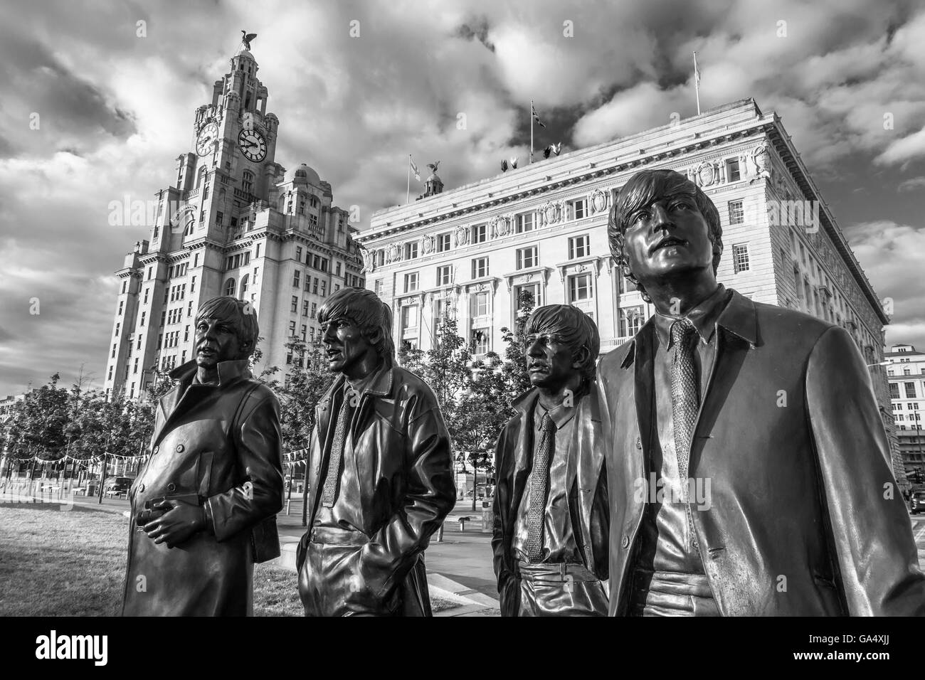 I Beatles statua Pier Head Liverpool Regno Unito monocromatico Foto Stock