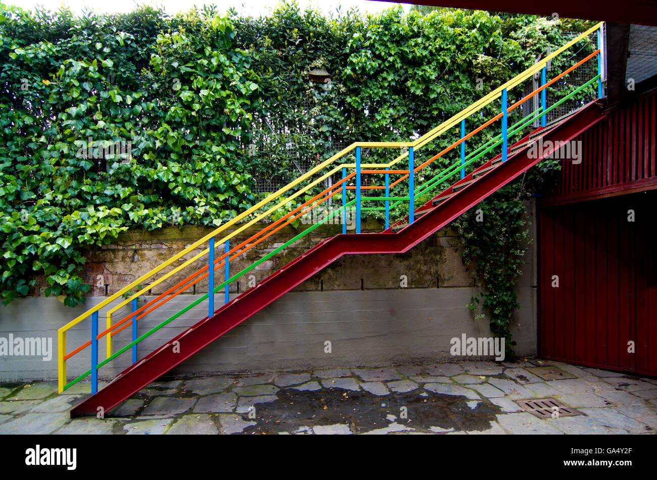 A scala colorata con tutti i colori della porta al piano superiore o in futuro Foto Stock