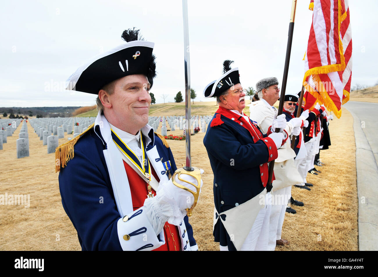 Rivoluzionaria americana la rievocazione soilders gruppo al cimitero. Foto Stock