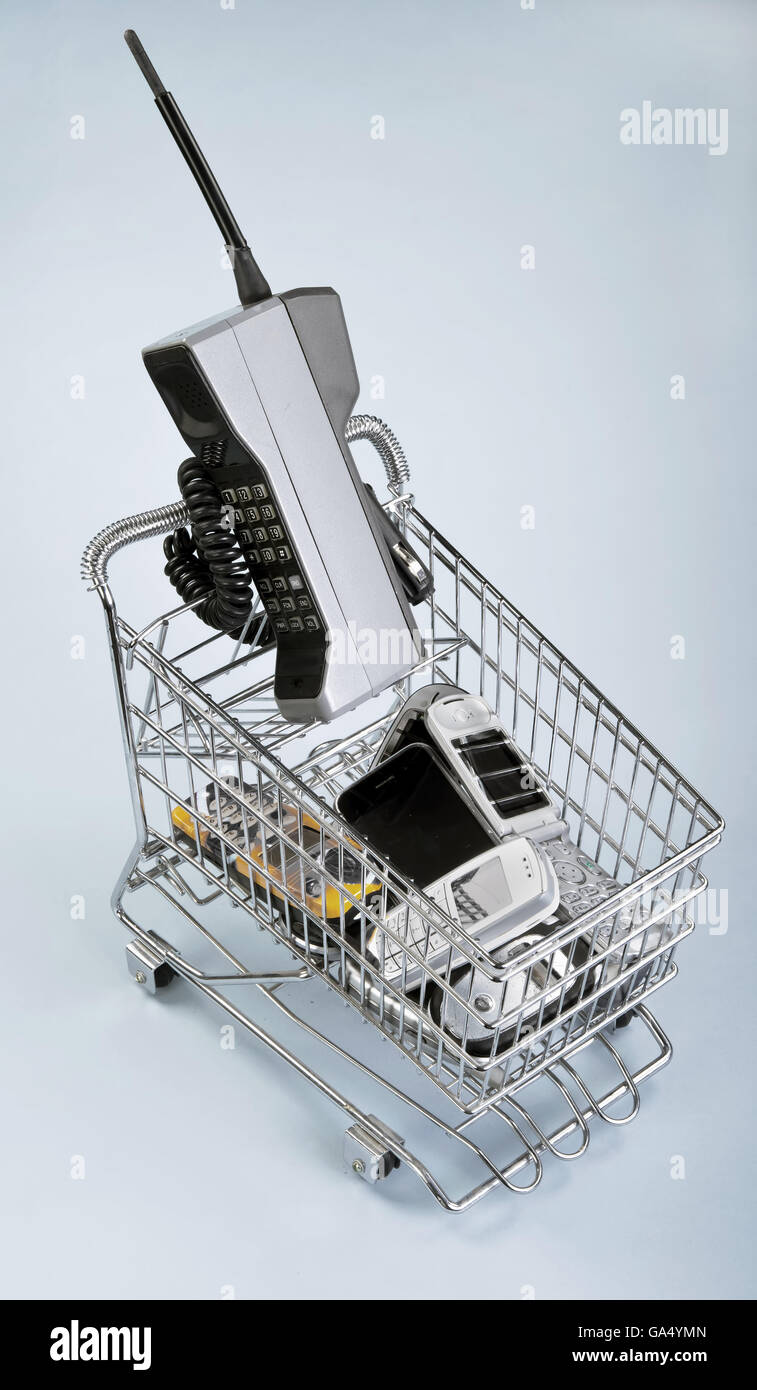 Carrello pieno di vecchi telefoni cellulari. Foto Stock