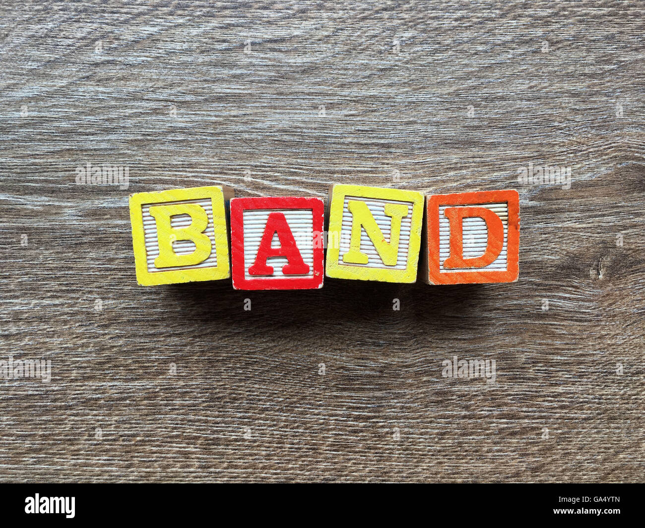 Banda di parola fatto con toy blocchetti di legno lettere su una tavola di legno Foto Stock