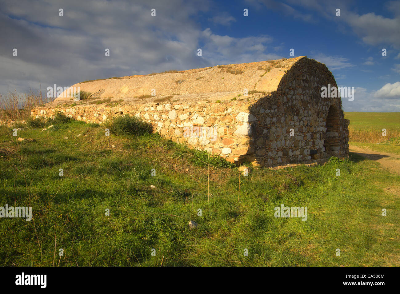 Cisterna rurale in Sicilia con canali di acqua. Foto Stock