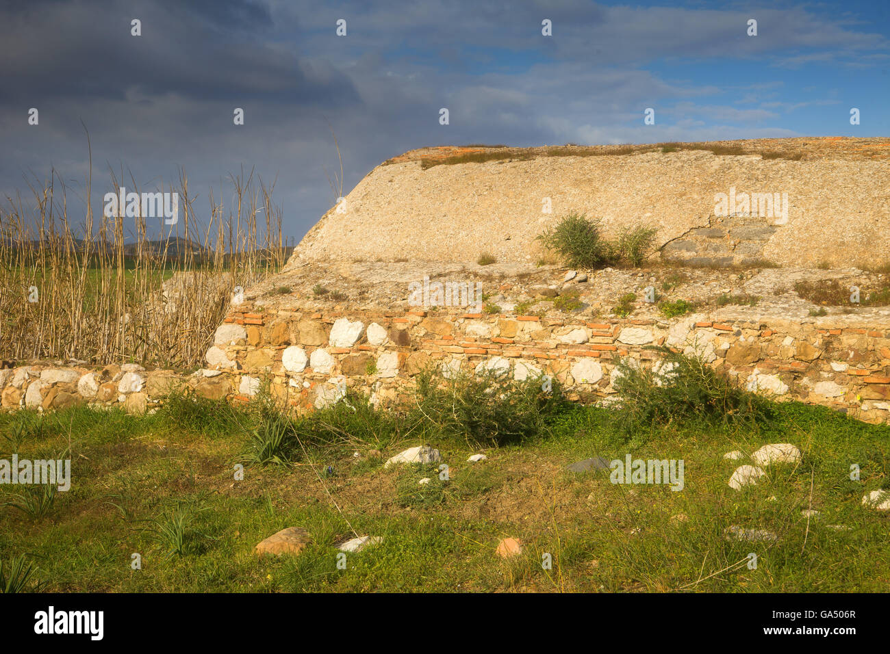 Cisterna rurale in Sicilia con canali di acqua. Foto Stock