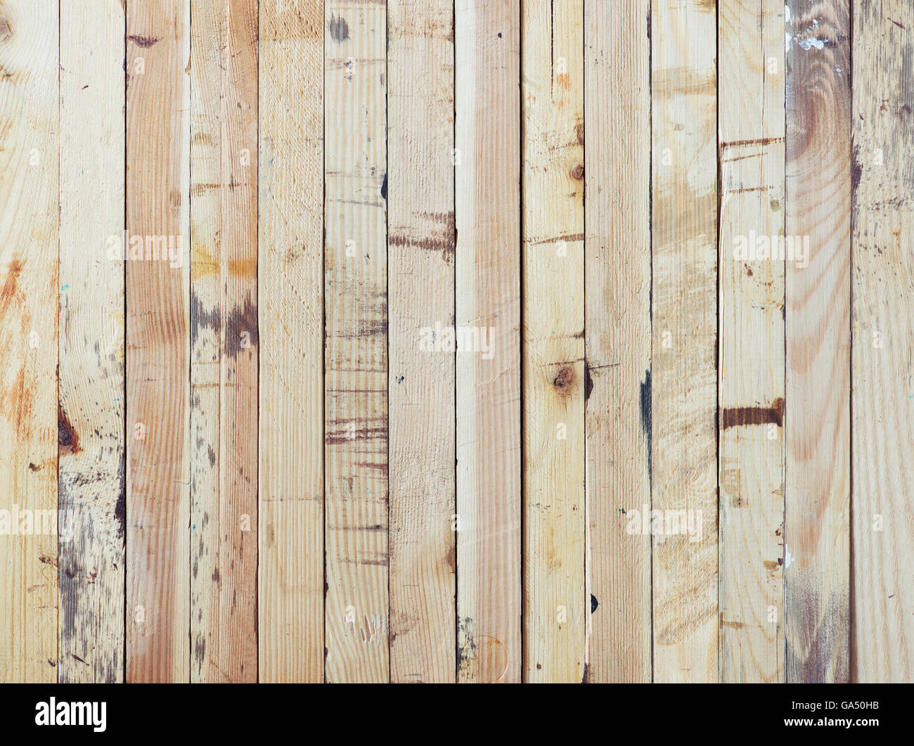 Pila di grezzo listelli di legno. Grungy texture di legno con macchie di vernice. Foto Stock