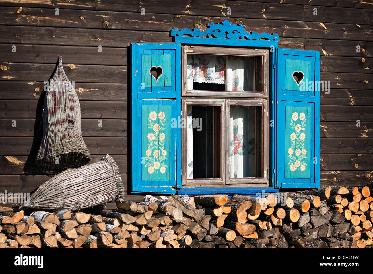 Vecchia casa in legno nel paese con persiane blu Foto Stock