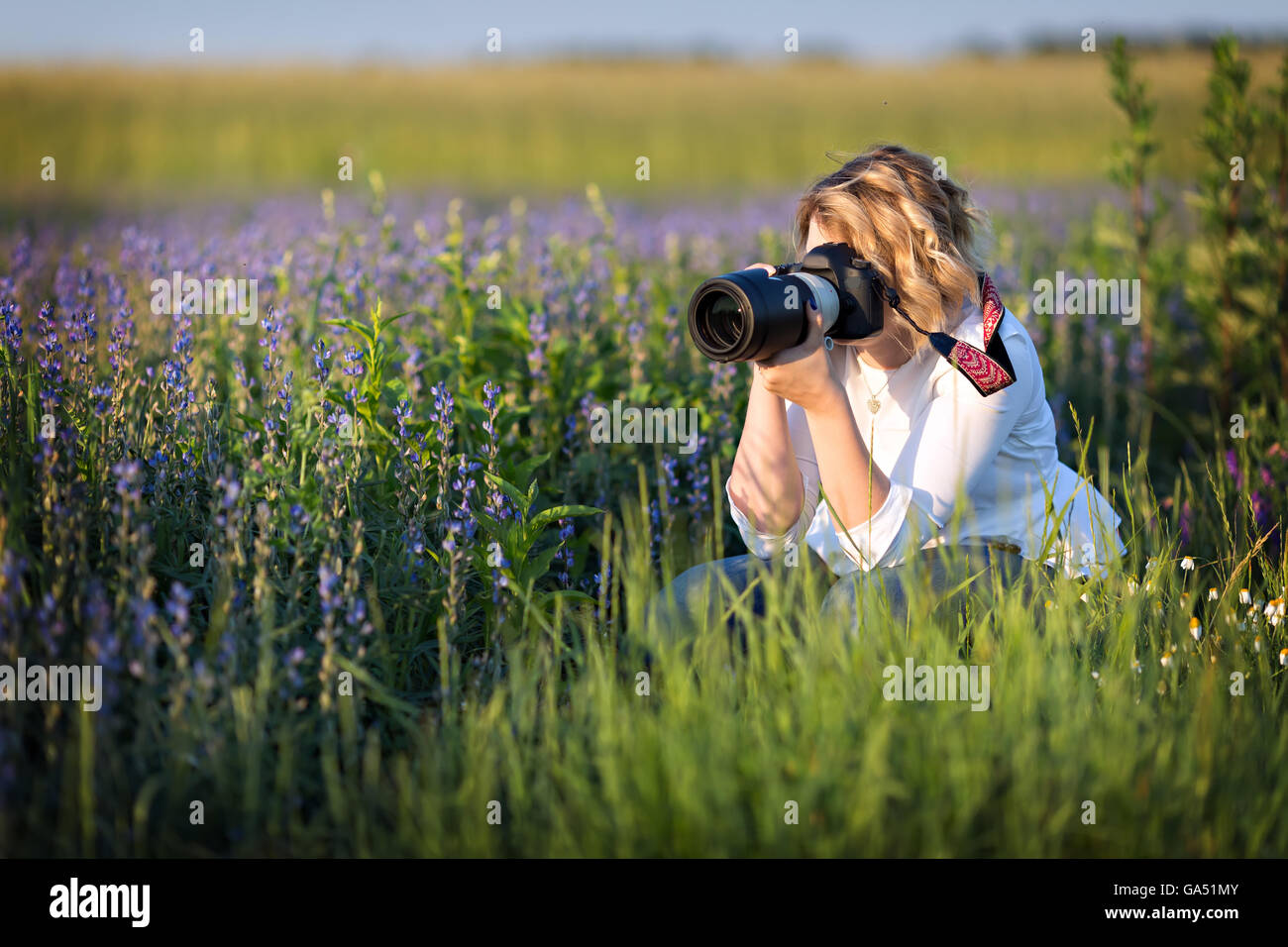Fotografo femmina di scattare le foto della natura Foto Stock