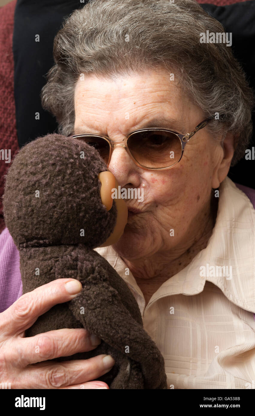 94-anno vecchia donna sofferenza con i primi stadi di demenza Foto Stock