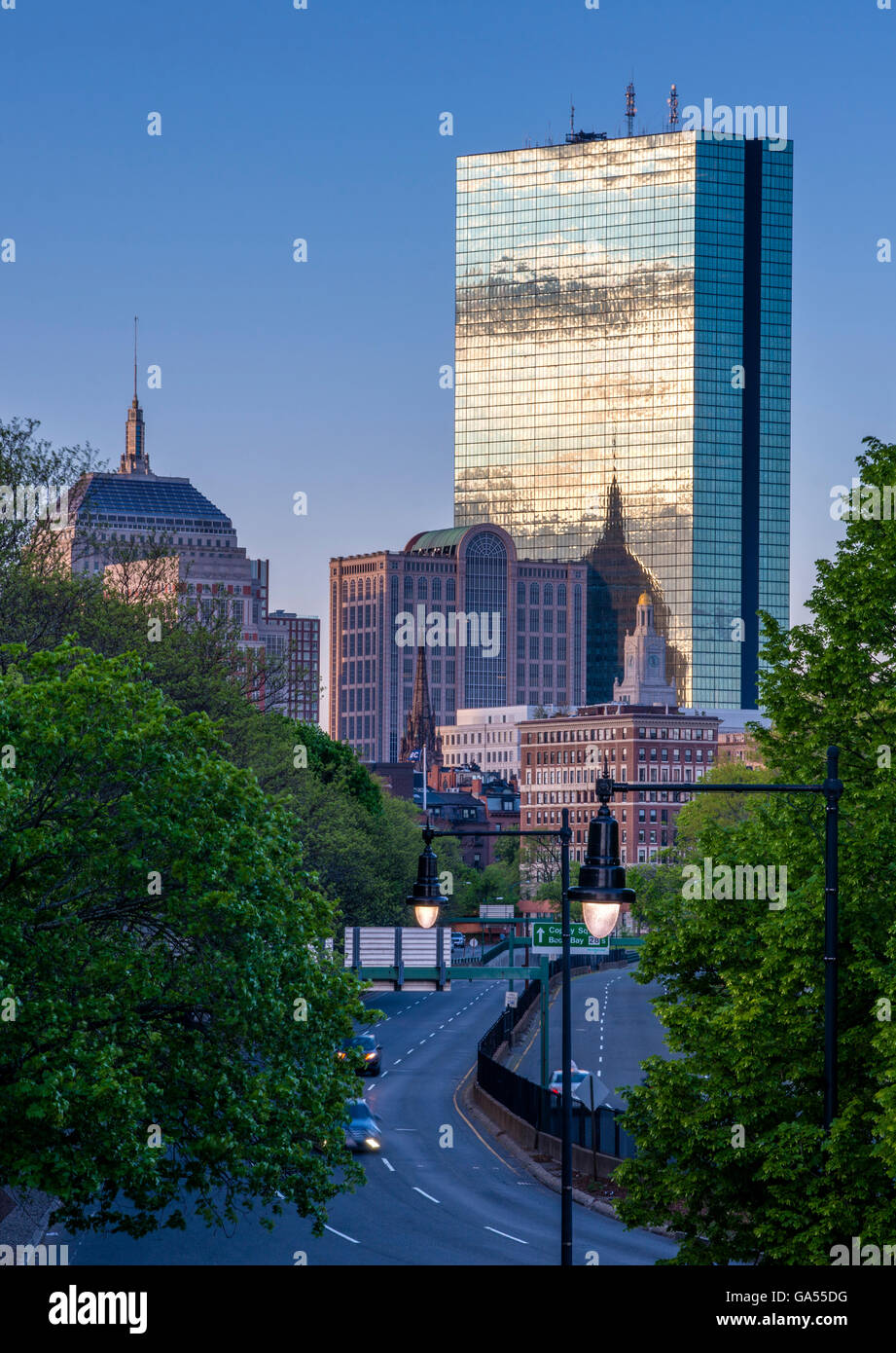 La mattina presto Boston immagine comprendente la torre Hancock lungo Storrow Drive con vibrante blu del cielo e il riflesso del cielo. Foto Stock