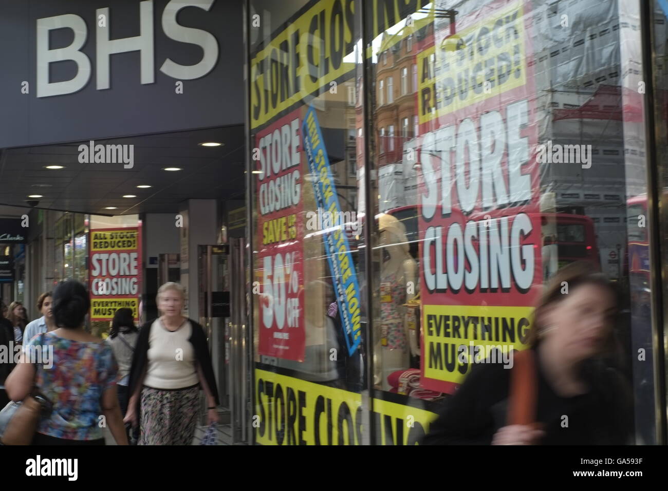 I pedoni a piedi passato la BHS department store in Oxford Street, Londra, Gran Bretagna Giugno30, 2016. Copyright fotografia John Voos Foto Stock