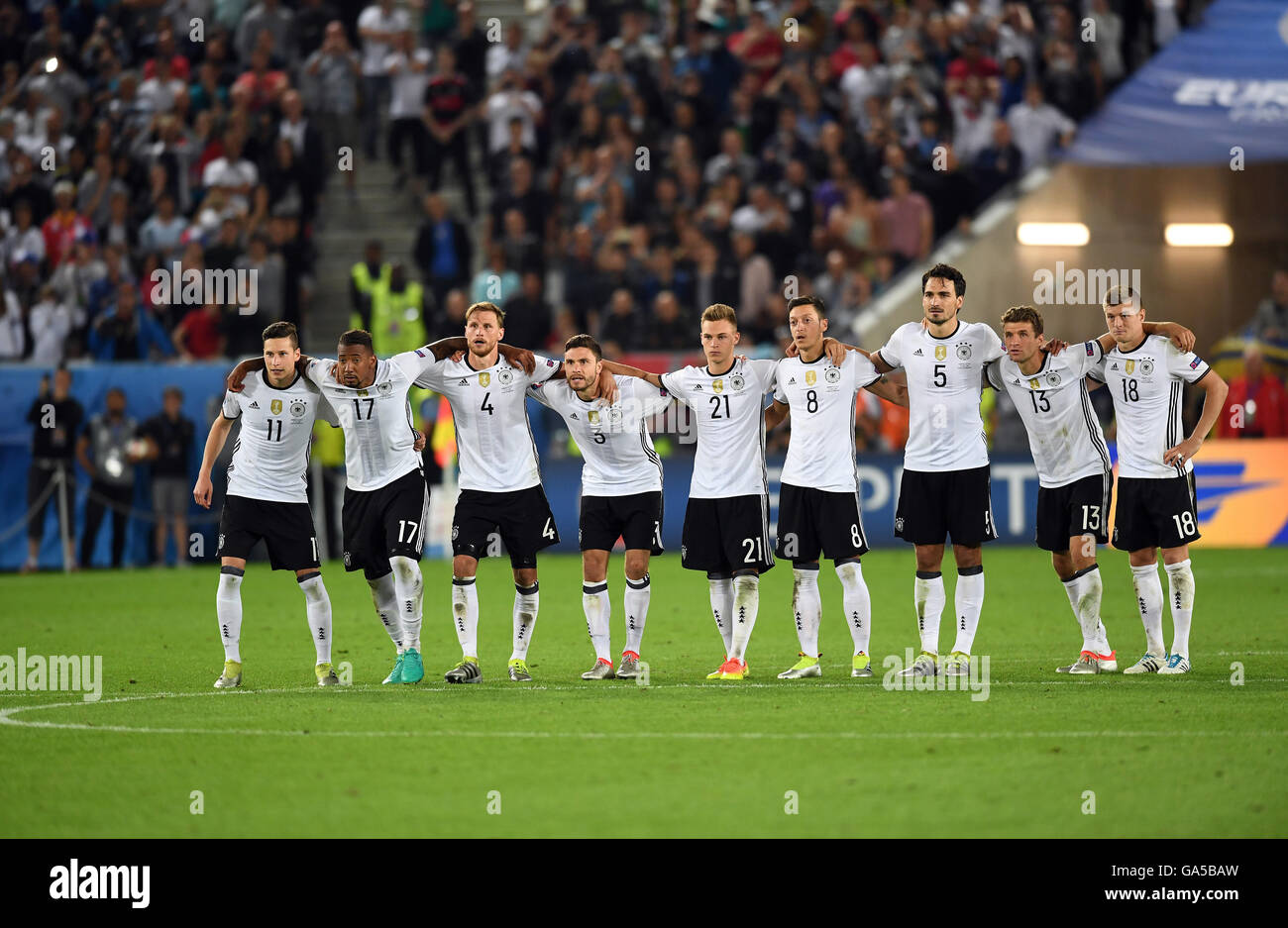 Bordeaux, Francia. 02Luglio, 2016. La Germania Julian Draxler (L-R), Jerome Boateng, Benedikt Hoewedes, Jonas Hector, Joshua Kimmich, Mesut Oezil, Mats Hummels, Thomas Mueller, Toni Kroos reagire durante la penalità shoot-out di UEFA EURO 2016 quarto di finale di partita di calcio tra Germania e Italia a Stade de Bordeaux in Bordeaux, Francia, 02 luglio 2016. Foto: Federico Gambarini/dpa/Alamy Live News Foto Stock