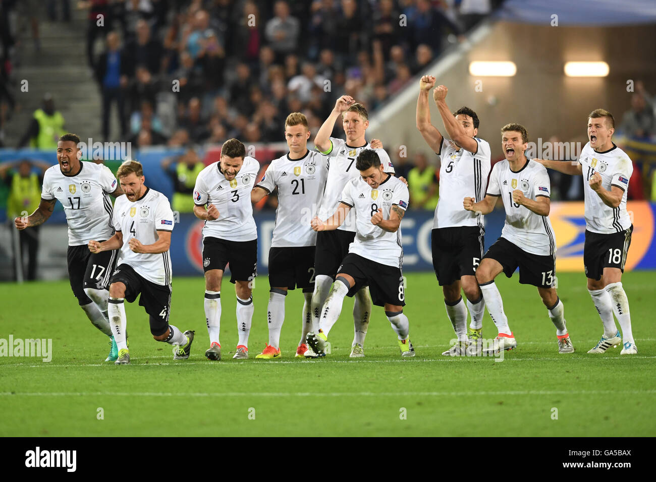 Bordeaux, Francia. 02Luglio, 2016. La Germania Jerome Boateng (L-R), Benedikt Hoewedes, Jonas Hector, Joshua Kimmich, Bastian SCHWEINSTEIGER, Mesut Oezil, Mats Hummels, Thomas Mueller, Toni Kroos celebrare dopo la vittoria ai rigori della UEFA EURO 2016 quarto di finale di partita di calcio tra Germania e Italia a Stade de Bordeaux in Bordeaux, Francia, 02 luglio 2016. Foto: Federico Gambarini/dpa/Alamy Live News Foto Stock